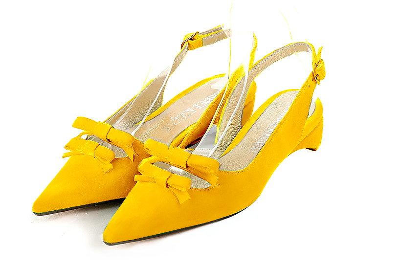 Yellow women's open back shoes, with a knot. Pointed toe. Flat kitten heels. Front view - Florence KOOIJMAN